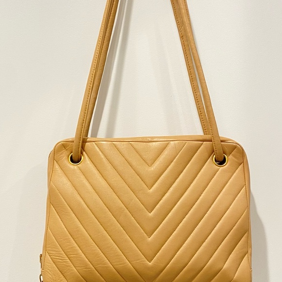 Authentic classic  Chanel chevron handbag - Picture 4 of 17
